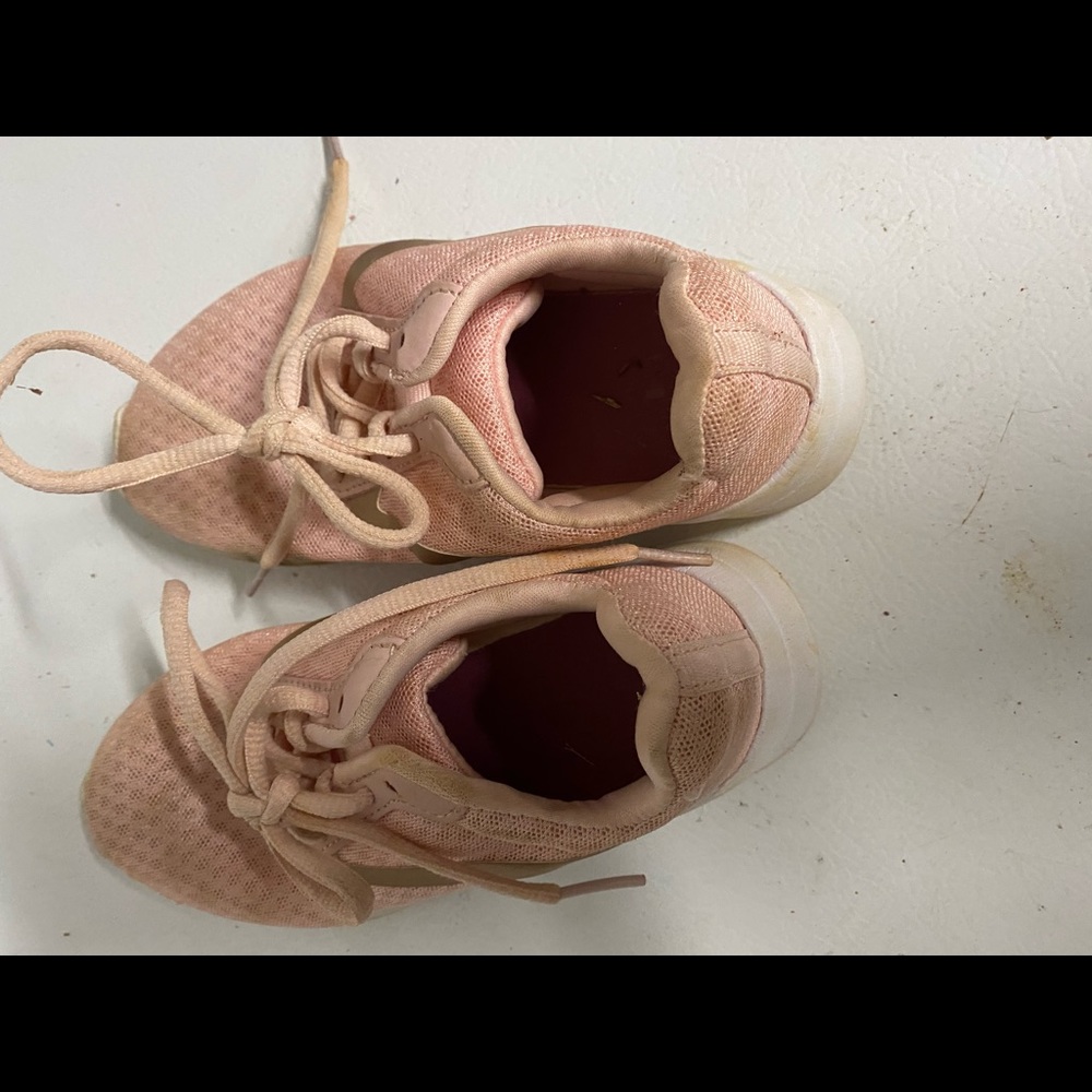 Girls tennis shoes